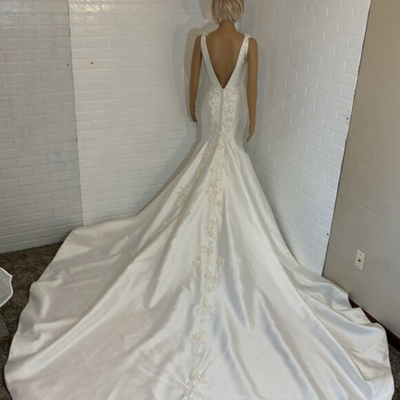 Isabella Talya Wedding Dress Fit & Flare with Train size 6 Mikado blend - Picture 7 of 16